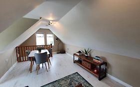 Beautiful 2 Bedroom Guest House With Private Pool In Lacock, Wiltshire
